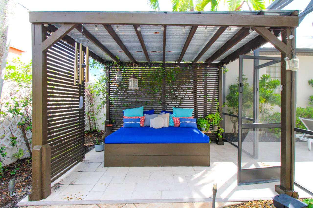 ** LUXURY MODERN ZEN RETREAT IN NAPLES PARK ** WALK TO THE BEACH ** 4BR/4BA PRIVATE POOL  SPA FULLY REMODELED ** MERCATO **OFFERED FURNISHED SEASONALLY, WEEKLY OR ANNUALLY ** NO HOA PROCESS SO MOVE IN TODAY ** READY FOR A TENANT DECEMBER 2025 ** 