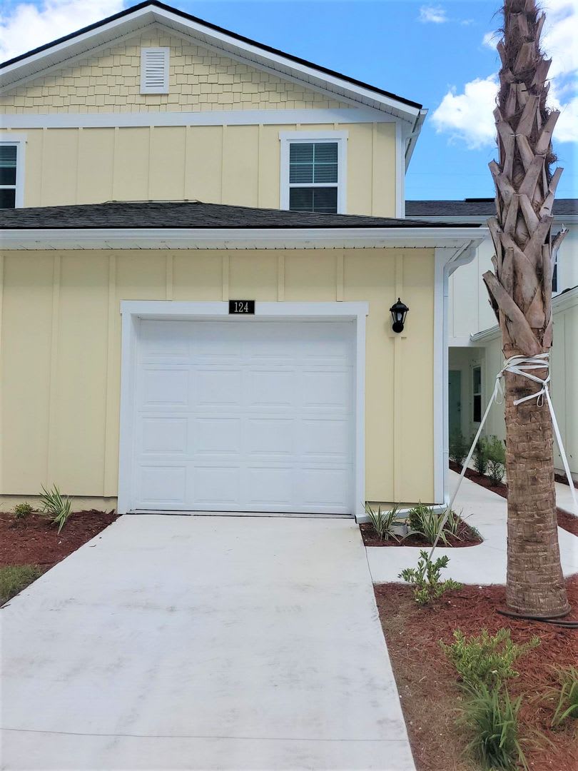 3 BR/ 2.5 Bath TOWNHOME- Waterford Lakes! ** COMING SOON **