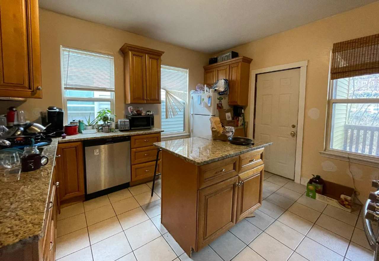 Charming 3 Bedroom-1/2 Month Rent Off