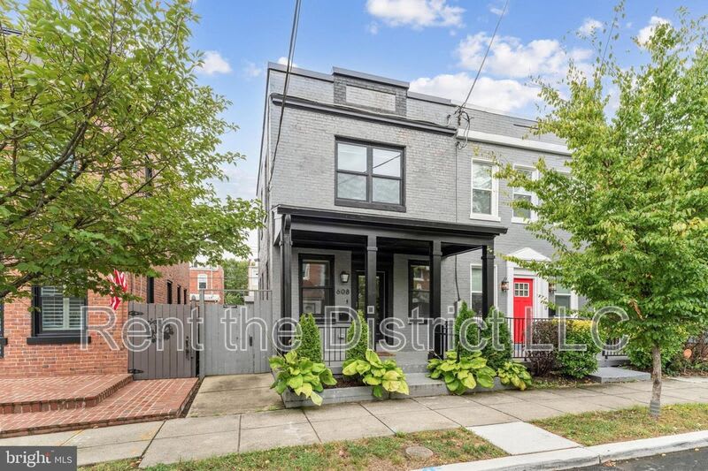 608 Roxboro Place NW