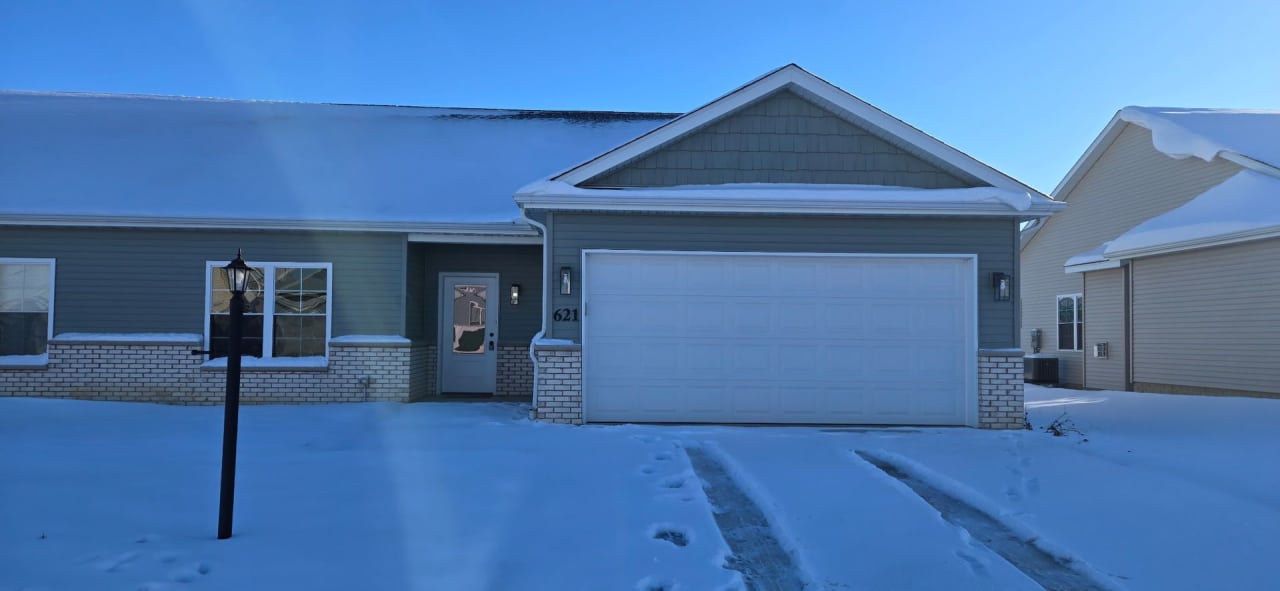 Charming 3-bedroom/2-bathroom duplex home in Washington, IL