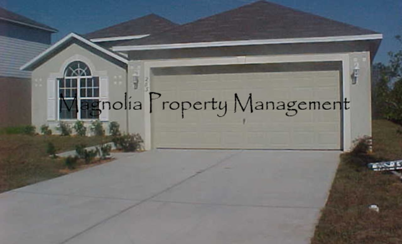 New Paint, Floors and Solid Surface Countertops, 3 Bedroom 2 Bathroom Home. Groveland/Clermont