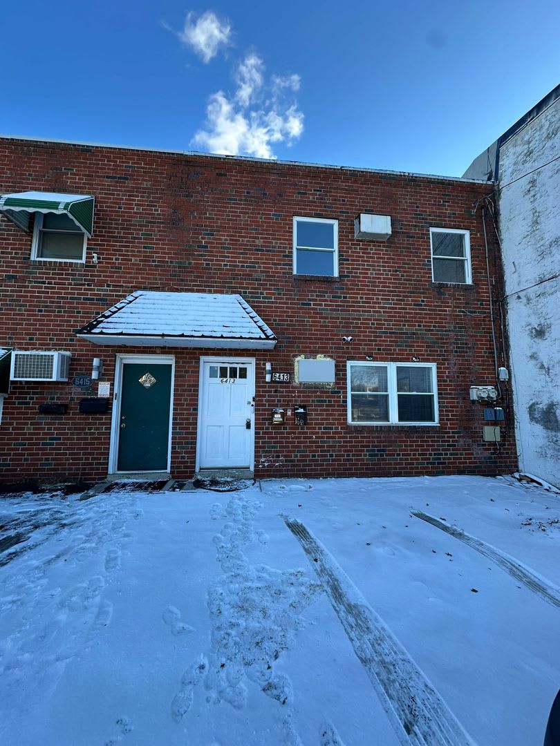 UPDATED 2 BED 1 BATH APARTMENT SECOND FLOOR