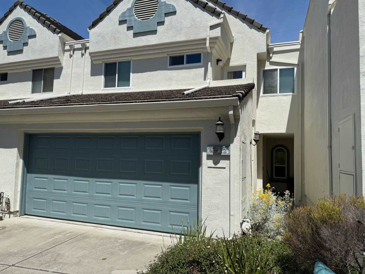 Gorgeous 3 bedroom 2.5 bath 2 story Townhome in Glen Cove -Available Now