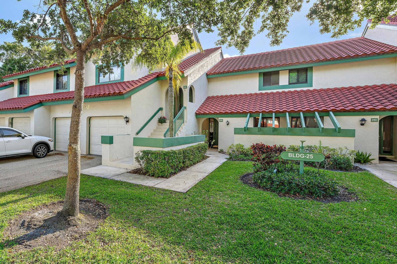 25 Lexington Lane W