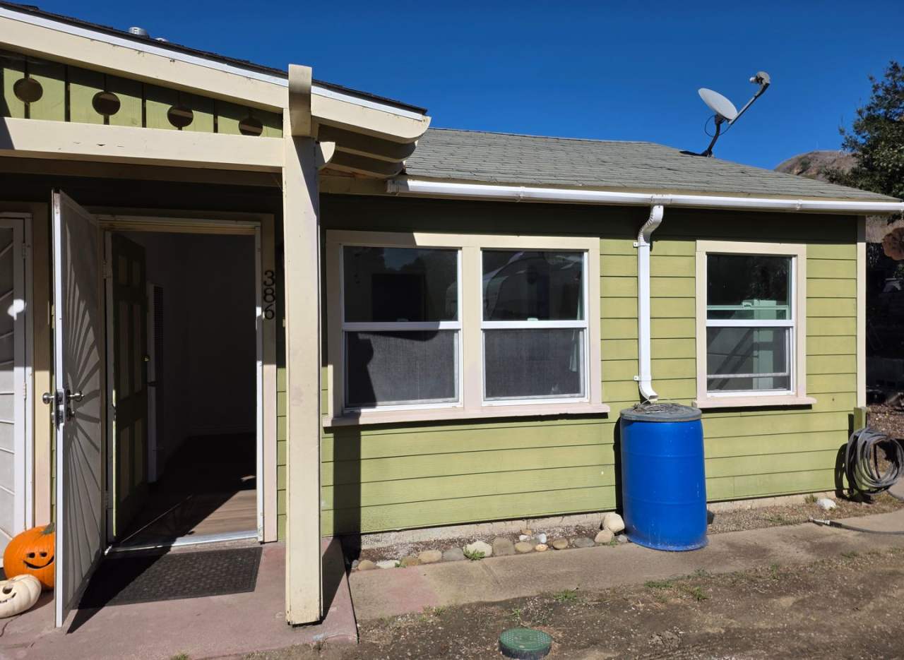 1+1 Ventura Avenue, super cute 1+1 in rear duplex w/ yard