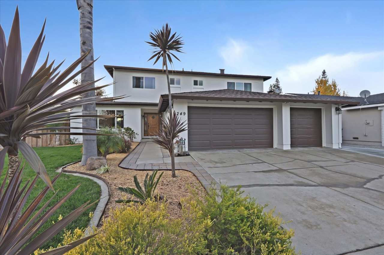 Gorgeous, Spacious and Move In Ready Home!