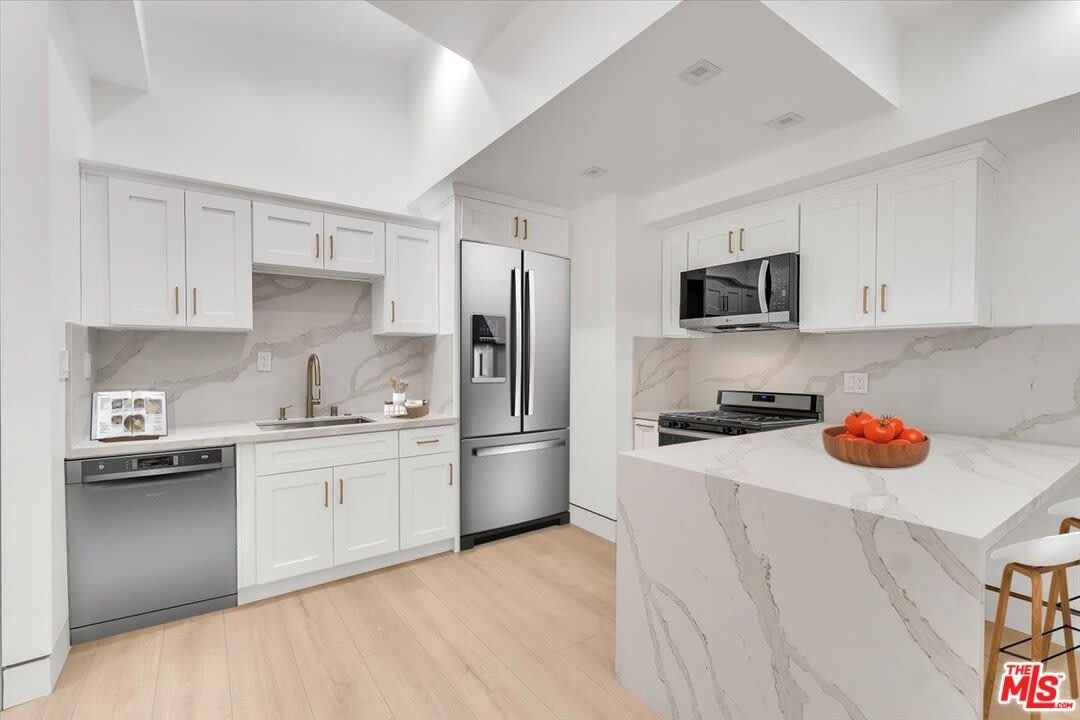 5561 1/2 El Canon Ave