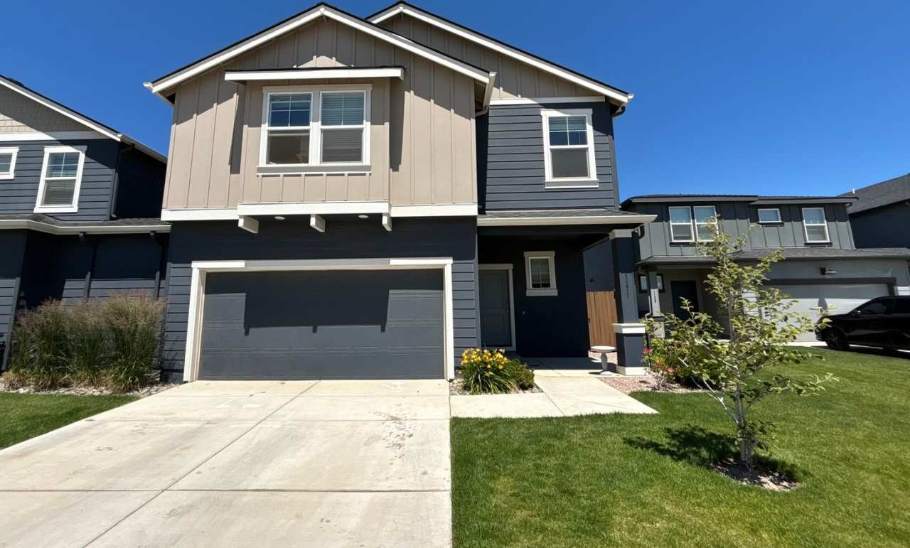 Stunning home located in Canyon Ridge! 4/2.5 plus a bonus room in Redmond