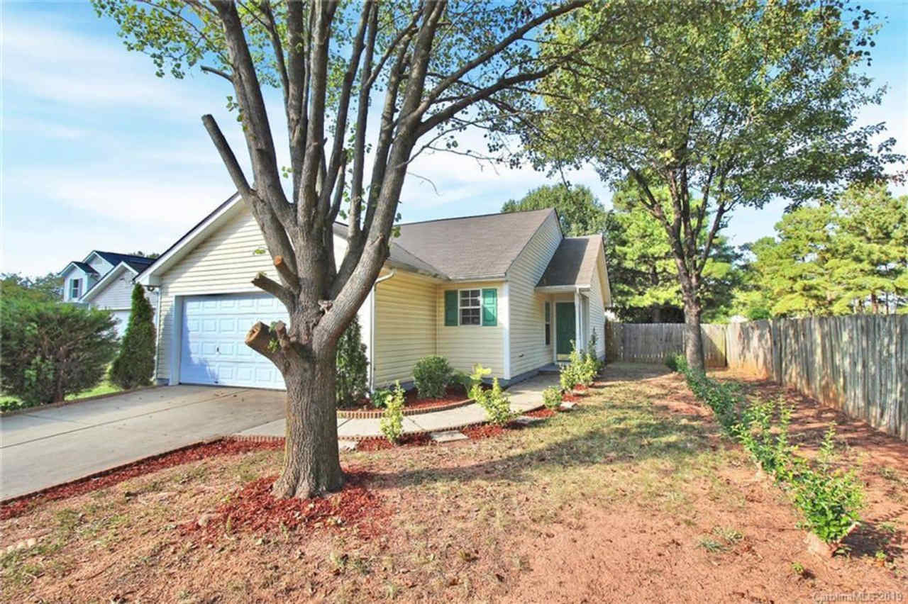 Room in 3 Bedroom Home at Tom Hunter Dr