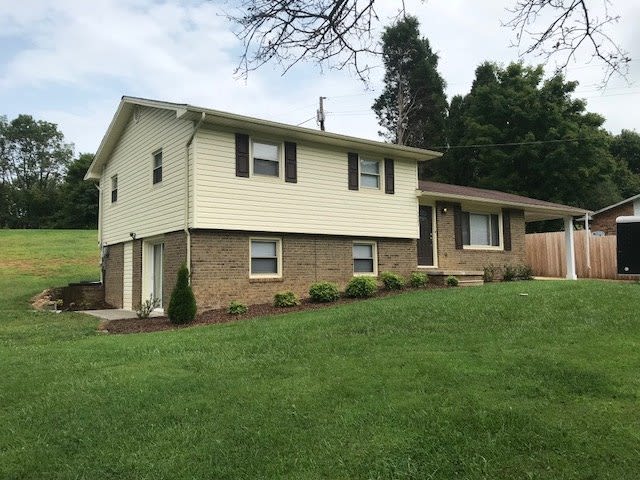 3 or 4 Bdrm/2 Bath Home ♦ Kingsport, TN