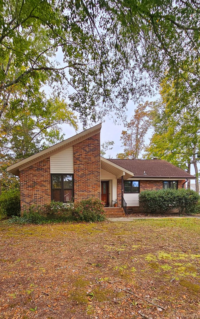 Charming  Spacious 3-Bed, 2-Bath Home in Forestbrook