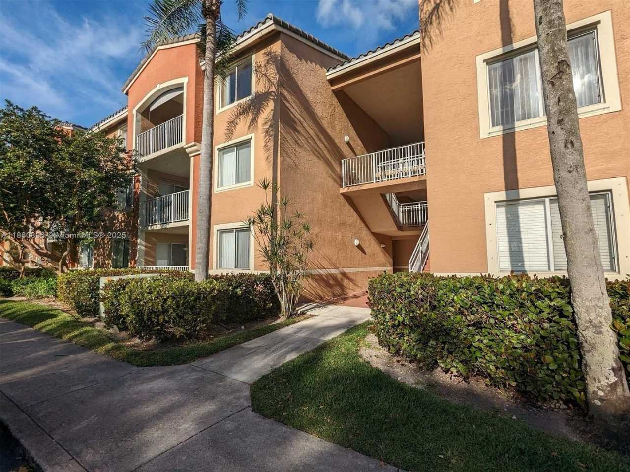 SPACIOUS 2/2 WITH SPLIT FLOOR PLAN WITH BALCONY ACCESS!