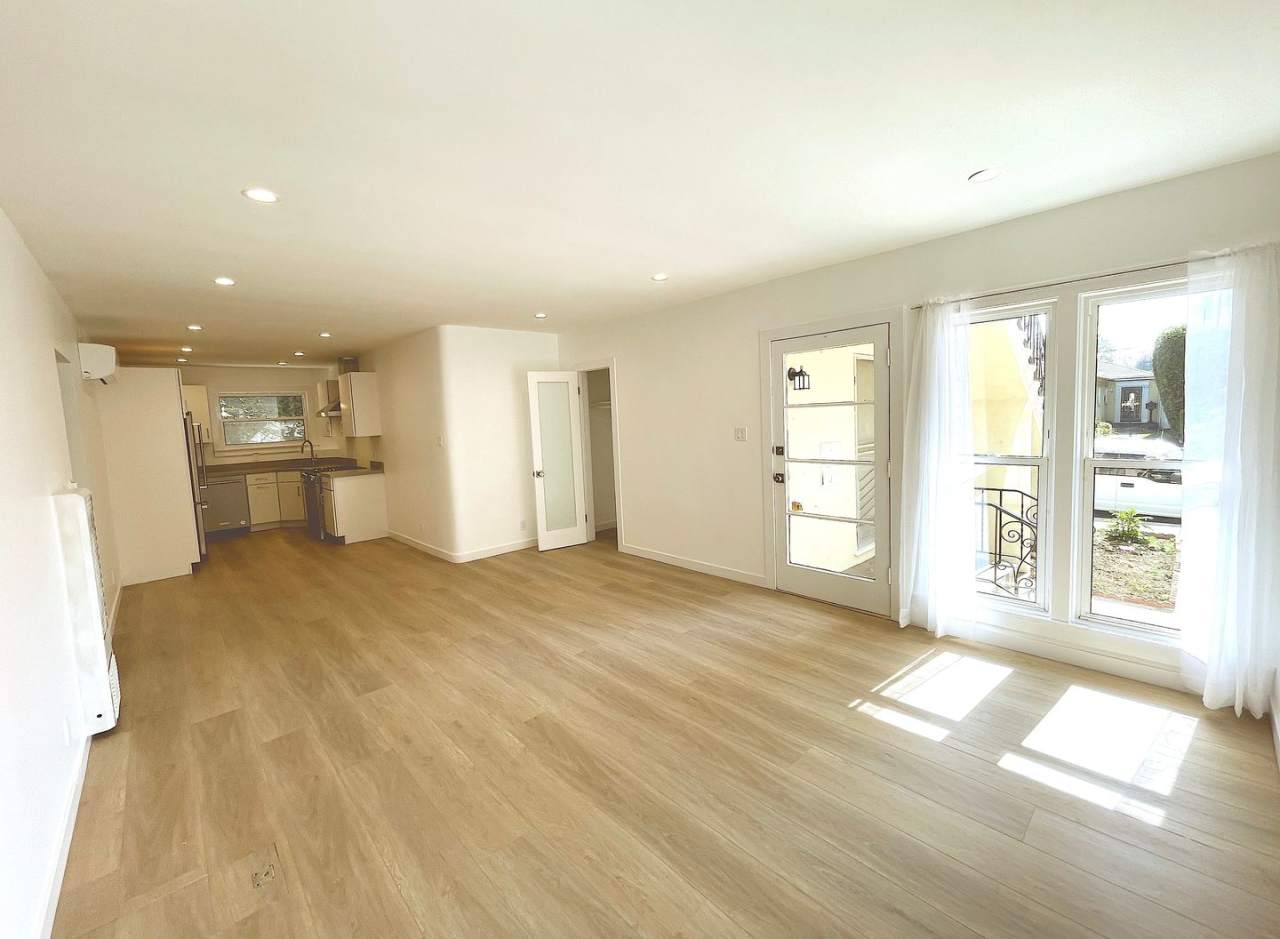 STUNNING COMPLETELY REMODELED UNIT IN THE HEART OF MIRACLE MILE 2B+1B