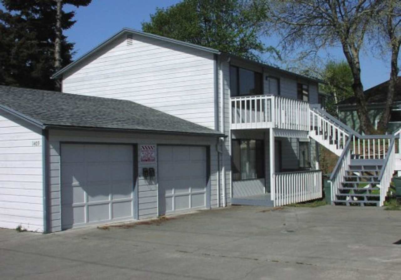 2 Bed, 1 Bath Duplex with Garage