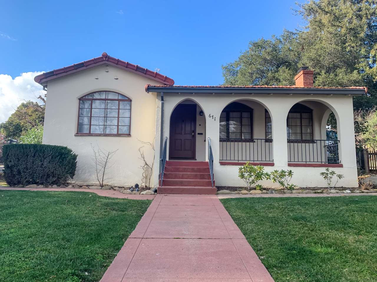 671 N Santa Cruz Ave