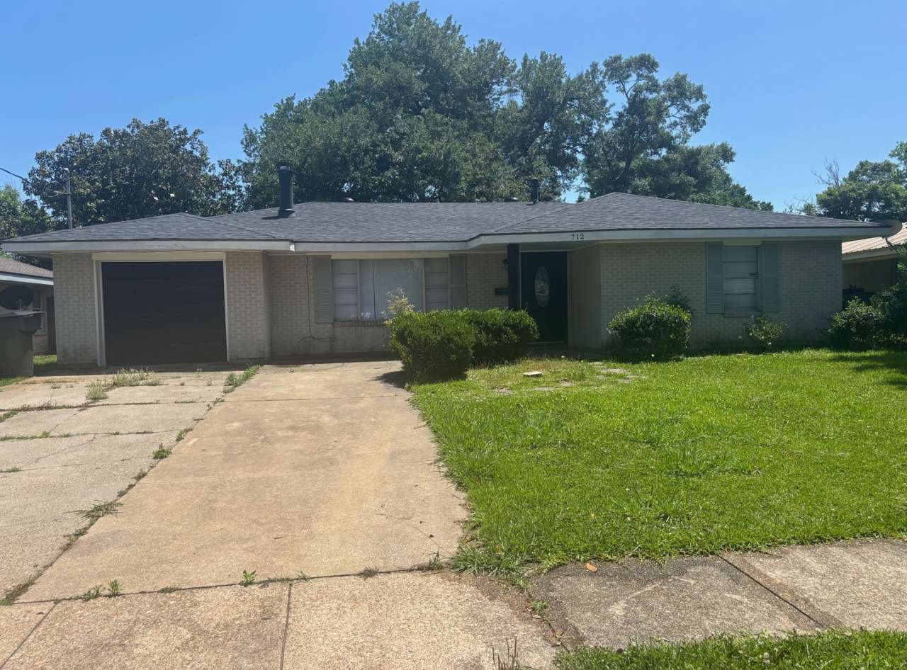Charming 3-Bedroom, 2-Bath Home Near McNeese State University!