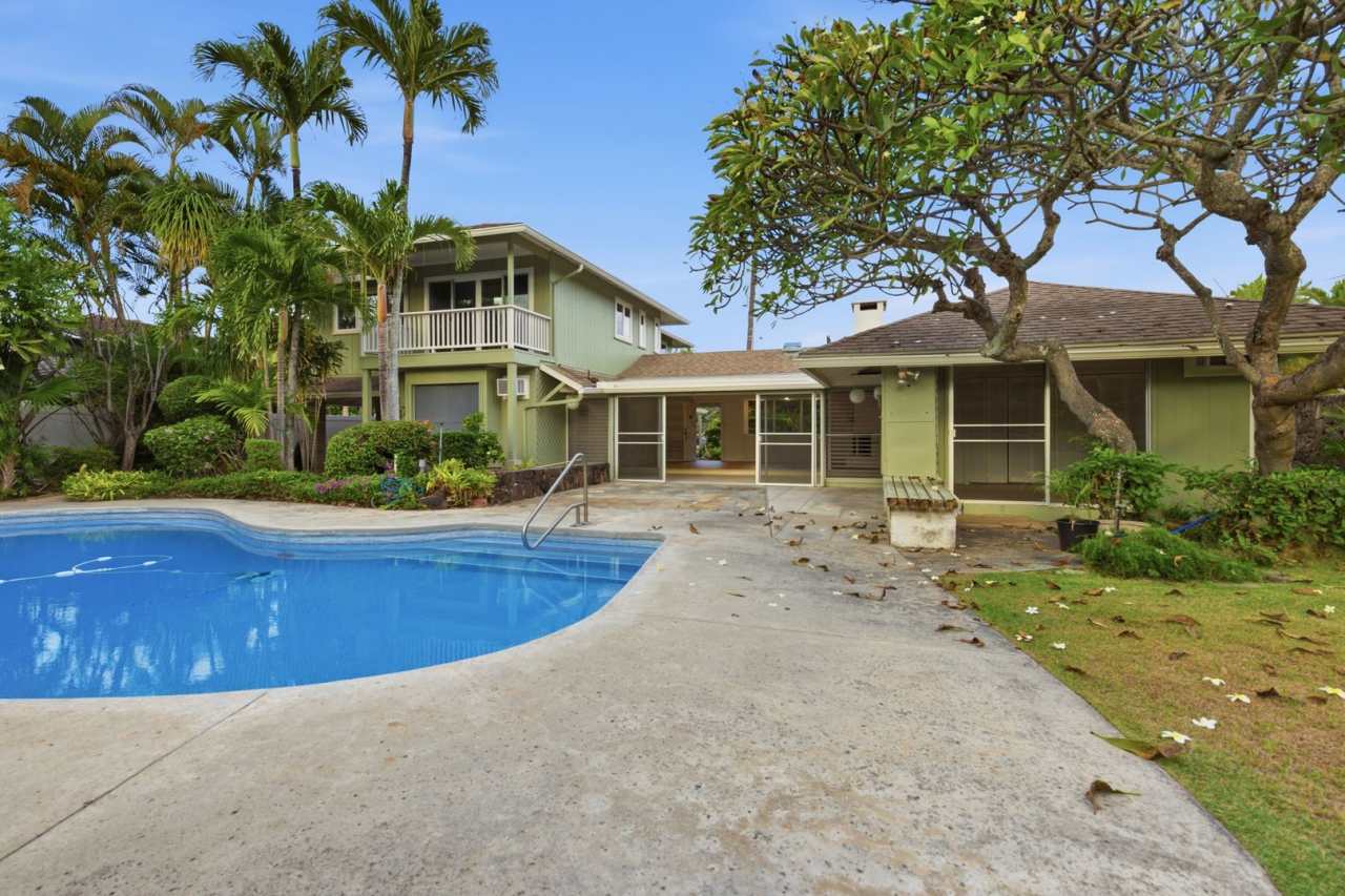 Newly renovated 4 bed, 3 Bath with pool near Kailua beach!