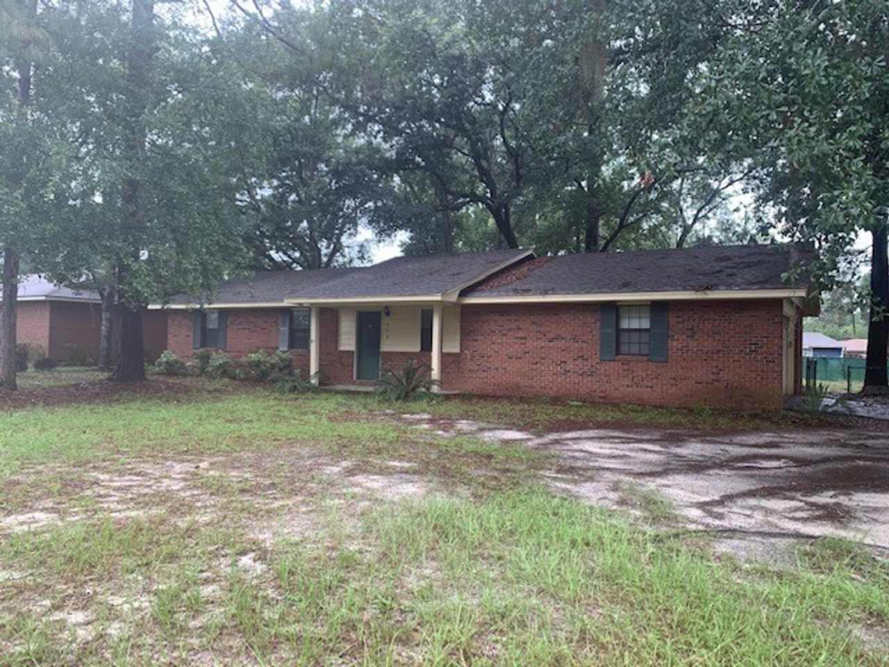 3BD/2B located in Valdosta city limits.