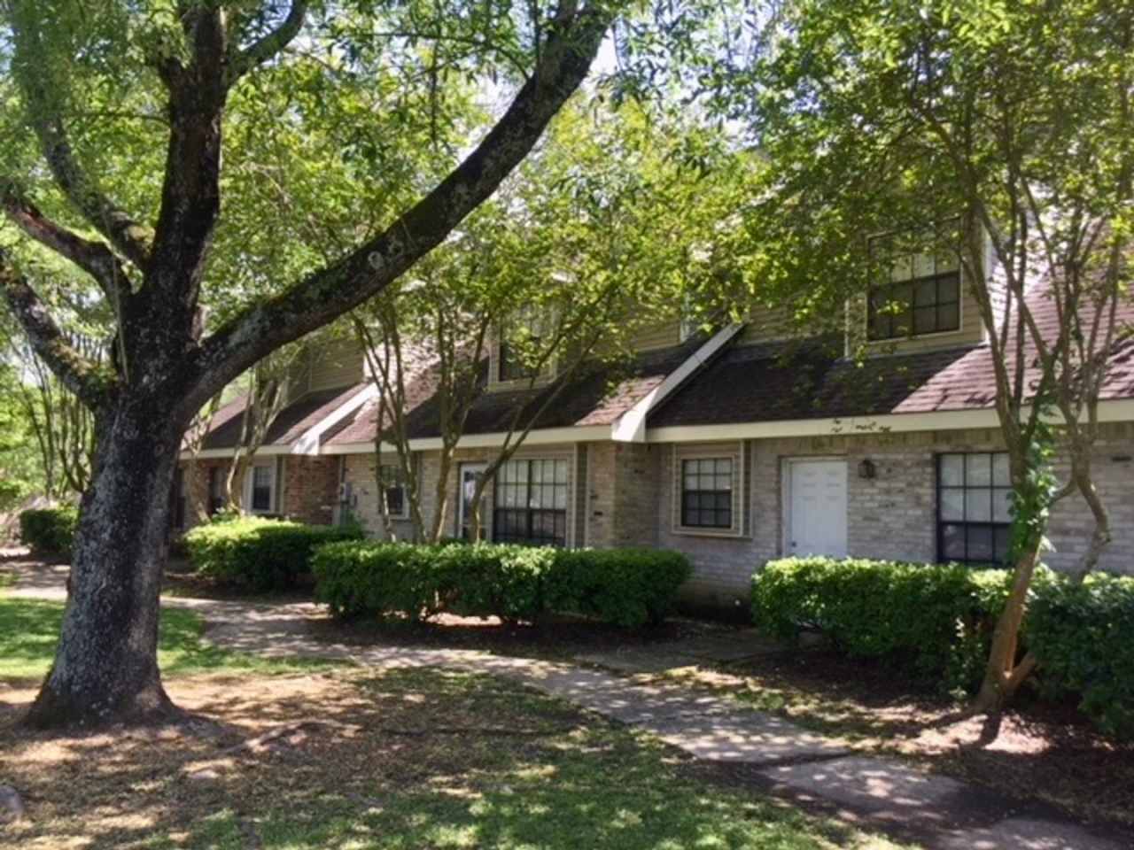 Spacious townhome with Garage Off Perkins Rd in The Shire