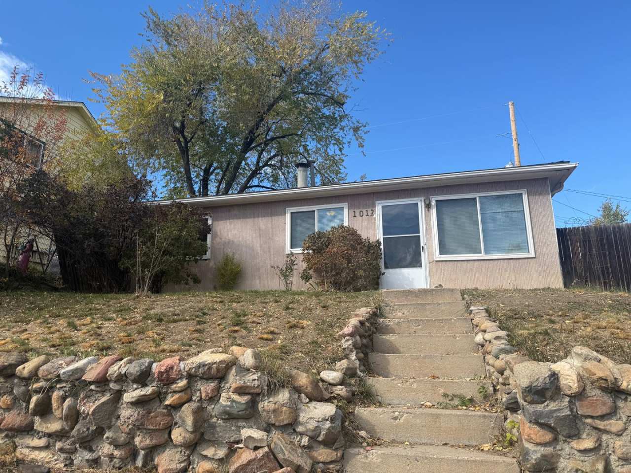 FREE 50in FLAT SCREEN TV Move in Special!!! Cozy 2 Bedroom 1 Bathroom Single Family Residence in the Heart of Golden, Co