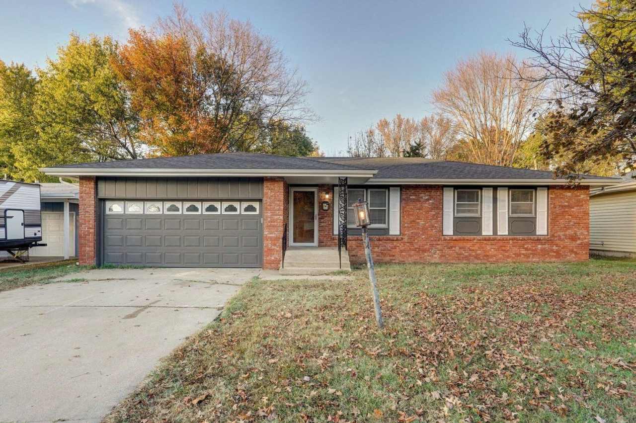 3 Bedroom | 2 Bathroom | 2 Car Garage | Springfield MO | Fenced Back Yard!