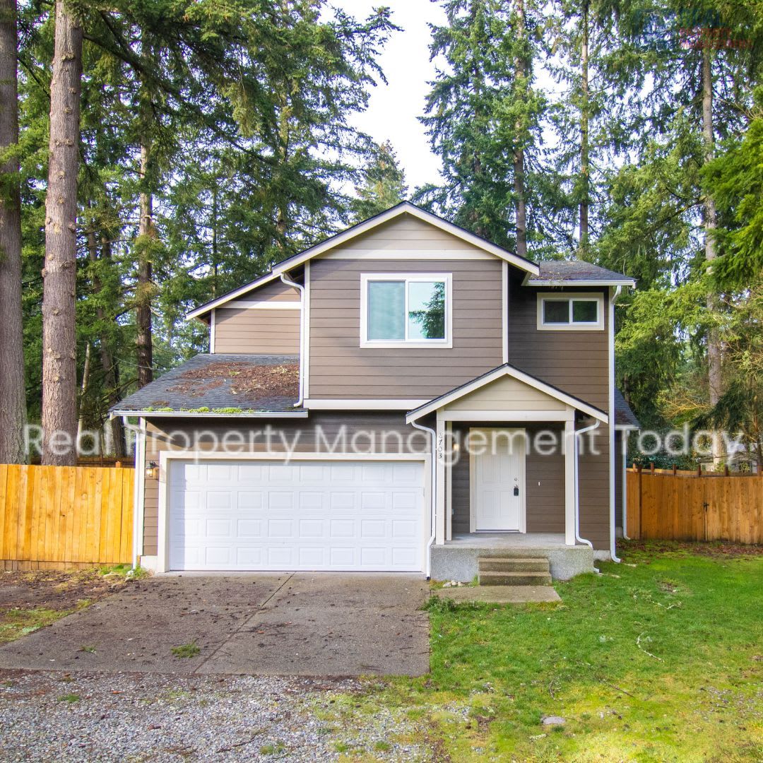 $250 MOVE IN SPECIAL!! Charming 3 Bedroom 2.5 Bath House in Yelm!