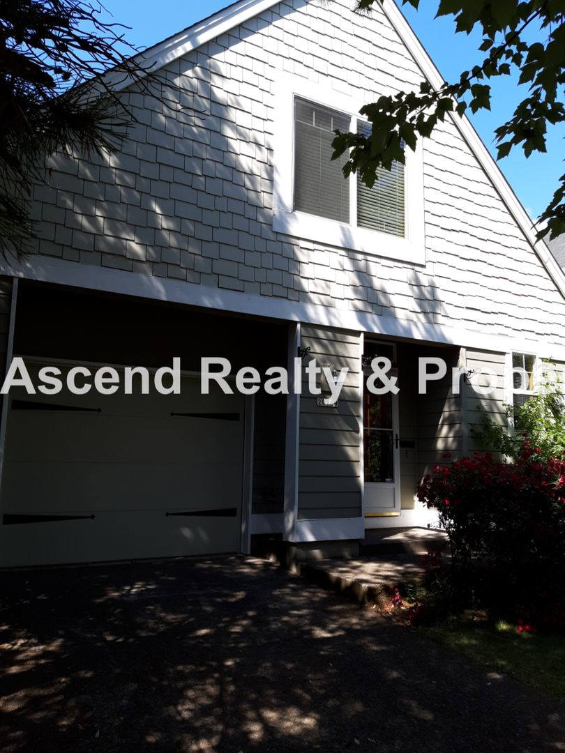 Tanasbourne Area 3 Bed Fenced Yard 1/2 Block to MAX Attached Garage 1 Small Pet Nego