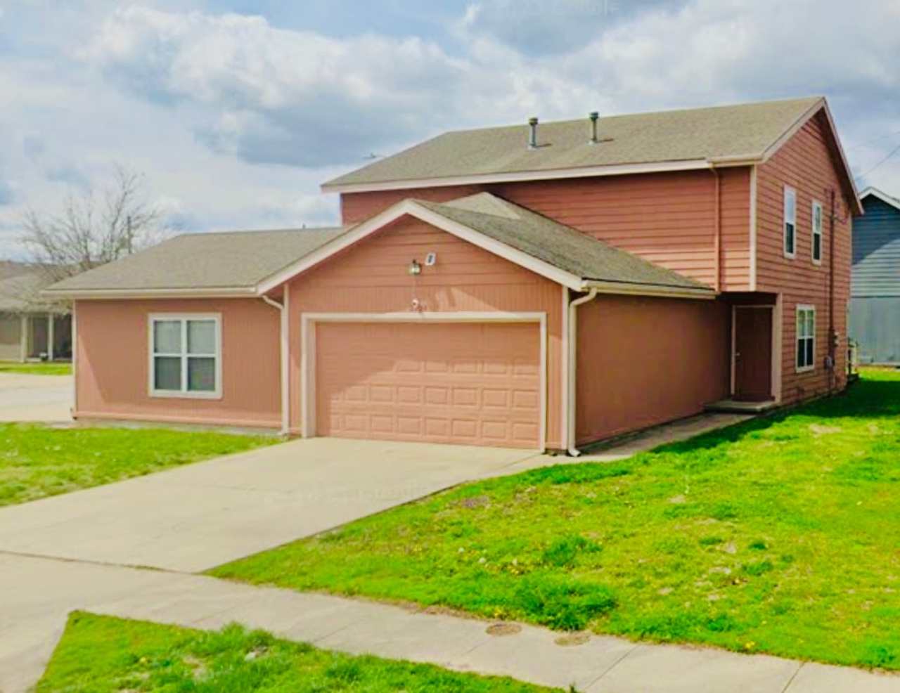 Great 3 Bed 1.5 Bath 2 Car Garage Split (2 floors) Duplex