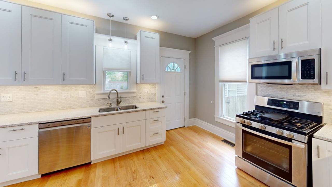 5 BEDROOMS + 2.5 BATHROOMS + 3 FREE OFF-STREET Parking Spaces SINGLE FAMILY HOUSE! Available August 20, 2026! Schedule to see it today!