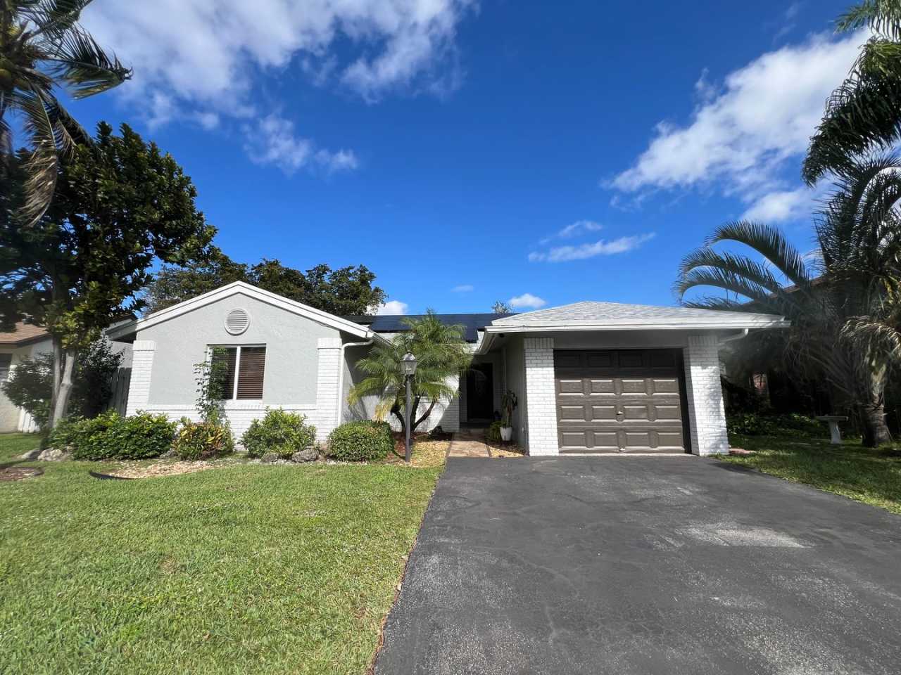 Pretty, Rarely Available 3/2 Lakeview in Davie