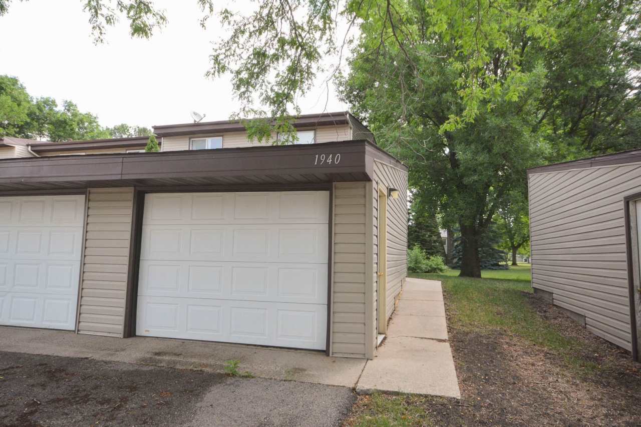 3-level end unit townhome in great wooded North Mankato location!
