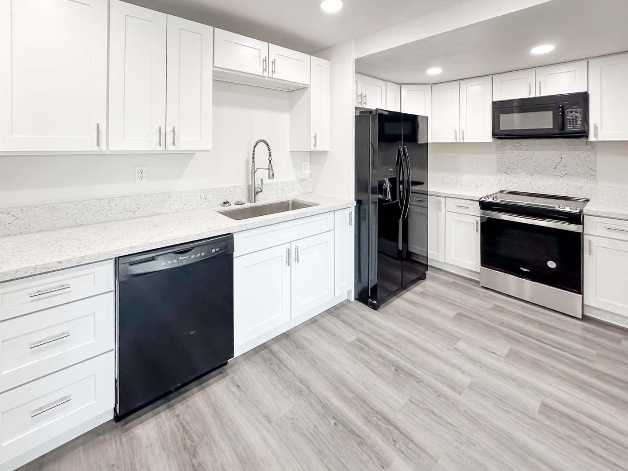 Beautifully Renovated 2 Bedroom Condo in Desirable Mission Plaza Complex w/ Balcony!