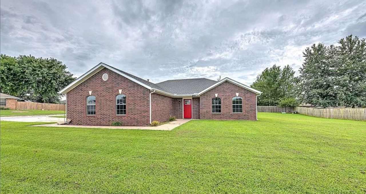 Beautiful 3 Bedroom, 2 Bathroom Home in Centerton, AR!!!
