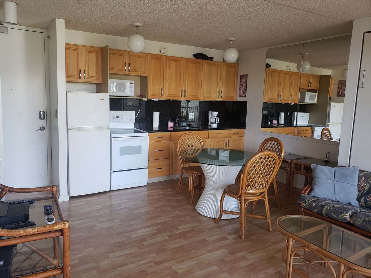 Fully Furnished 1 bedroom in Waikiki!