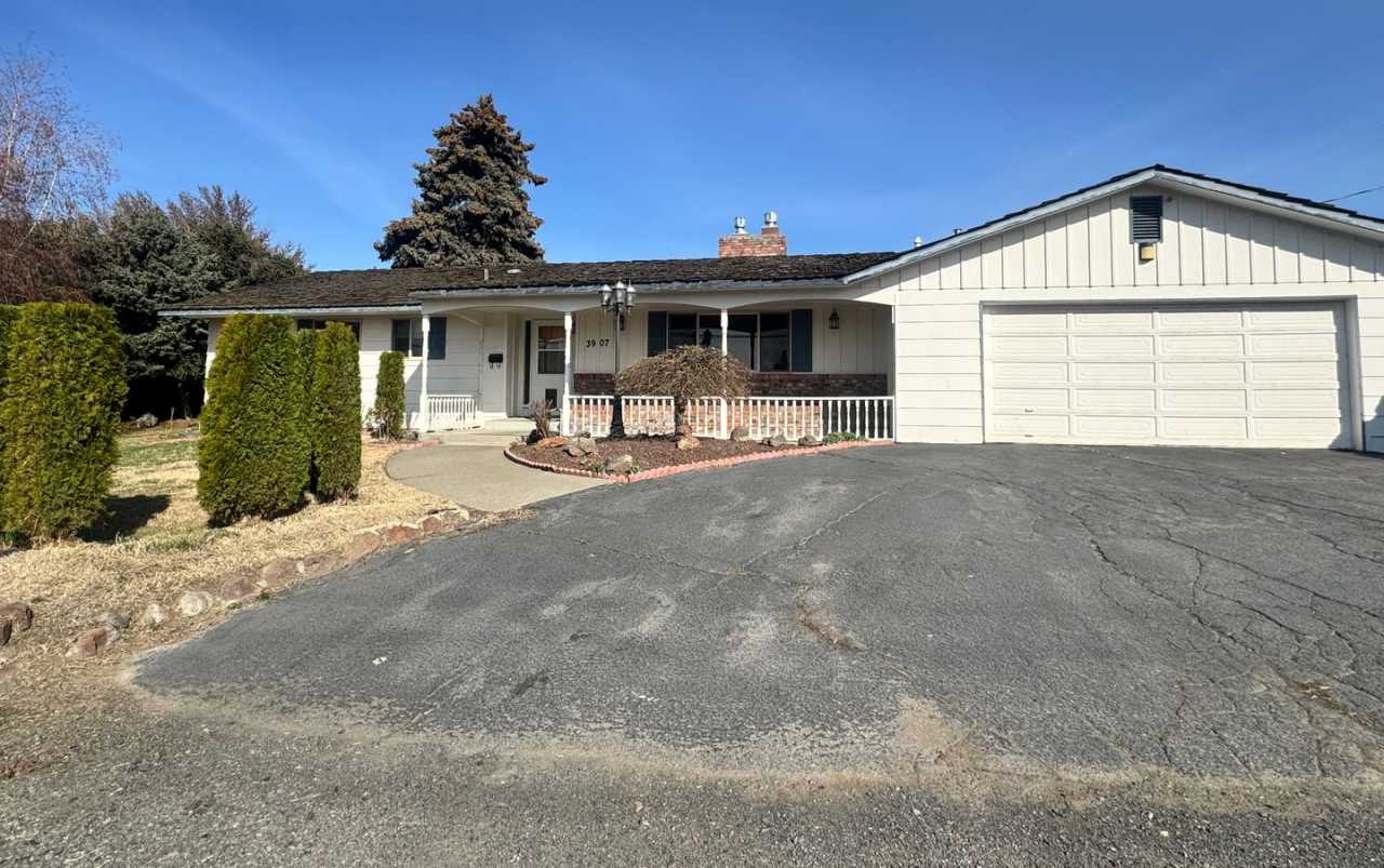 Chestnut Ave 3 br 2.5 ba, double garage, lawn mowing provided