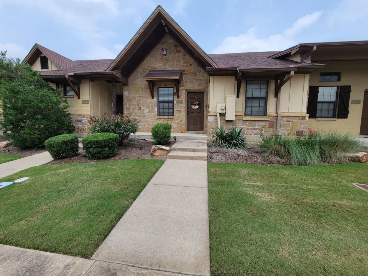 Can be PRELEASED for JULY 20, 2026 -College Station - 3 bedroom / 3 bath / fenced in patio / townhome located in The Barracks.