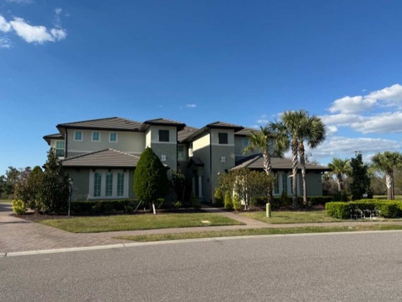 JUST LISTED! -3/2 COACH HOME - COUNTRY CLUB EAST - NICE!!