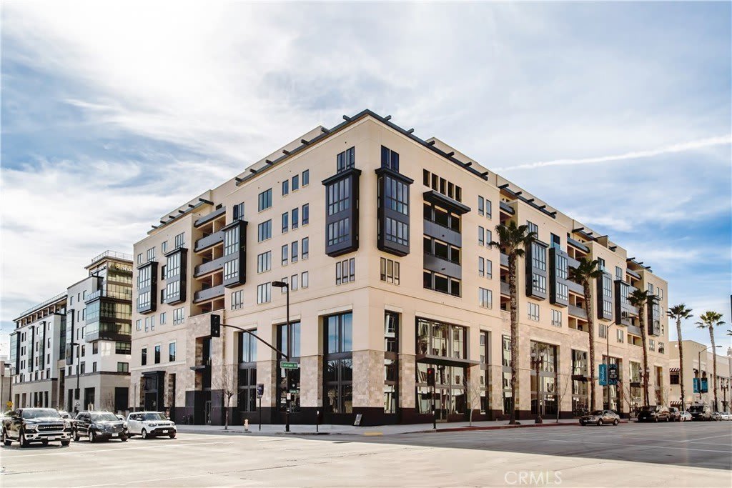 39 S Los Robles Avenue