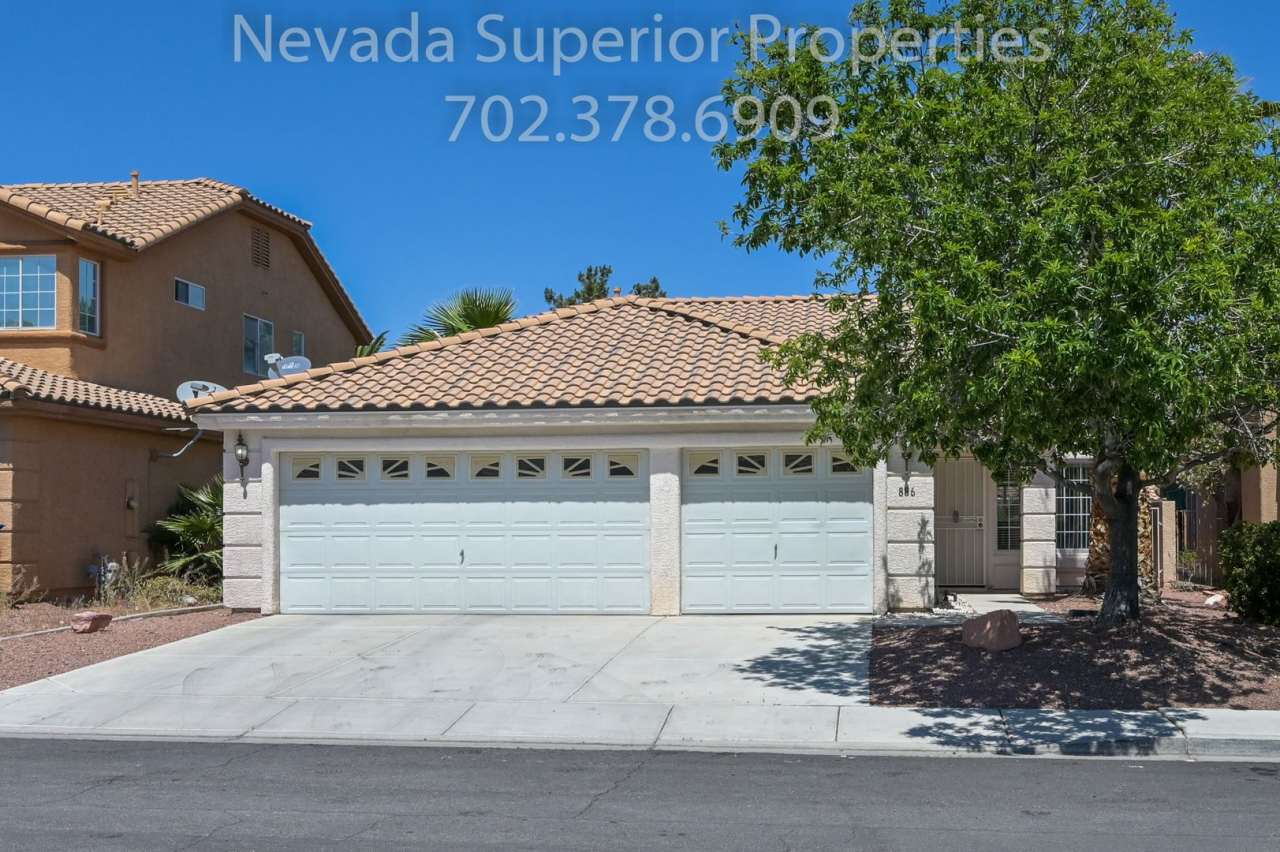 SE Single Story 3 Bedroom Home!!! Low Maintenance Desert landscape Front and back!!! Pet Friendly!!