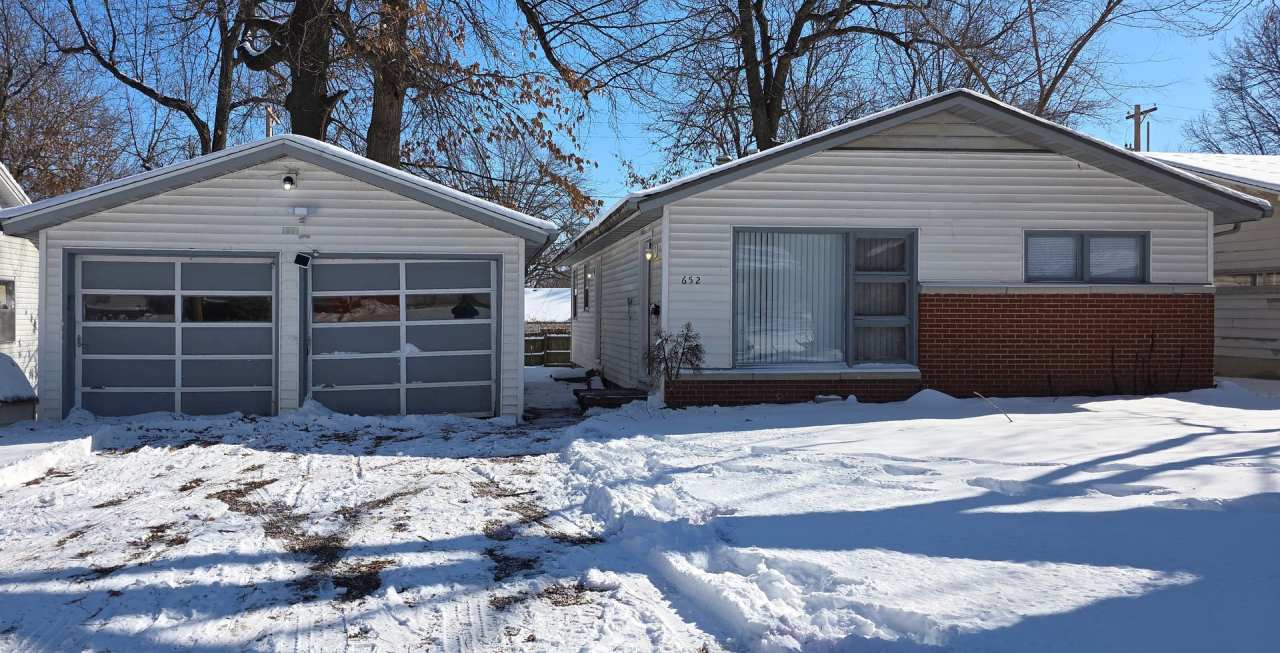 3 Bedroom 1 Bathroom Home for $1095! 2 Car Garage!