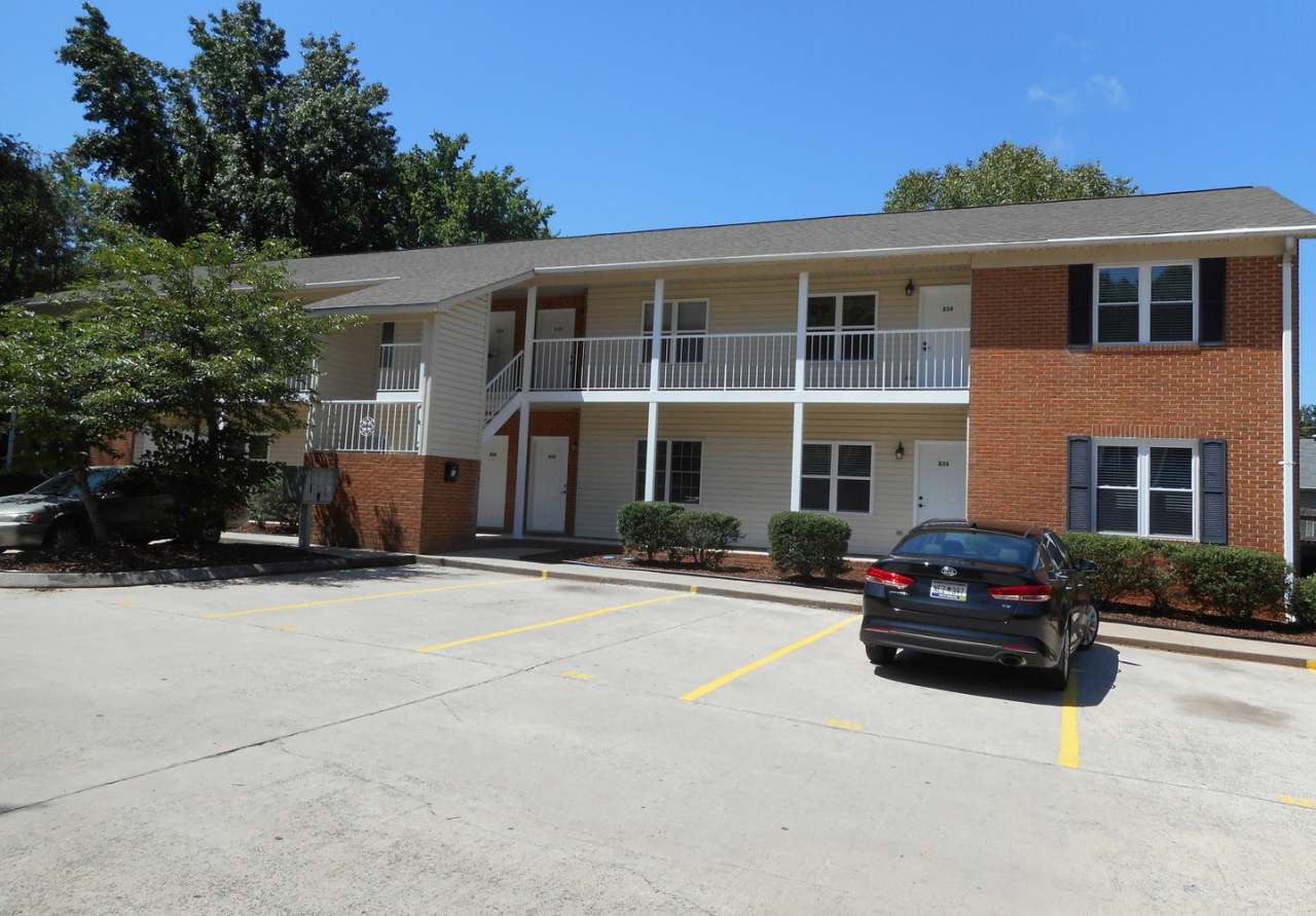 Newly Renovated - 2 Bedroom / 1 Bath Apartment