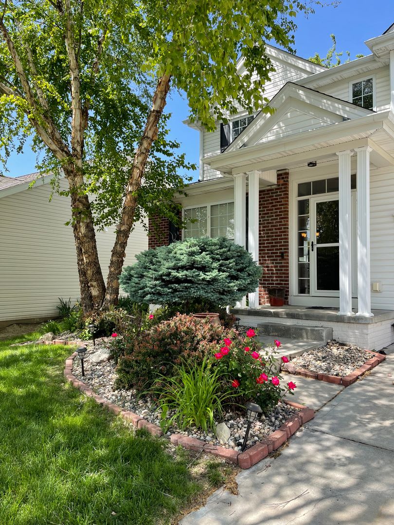 Move-in special. Beautiful 4 bed 2.5 bath 3000+sq ft