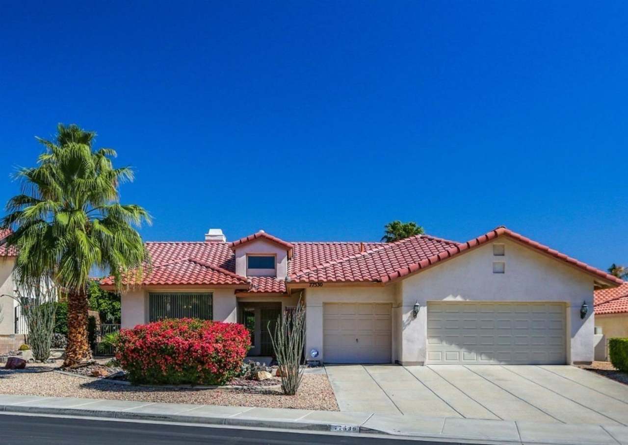 AVAILABLE NOW!! BEAUTIFUL 3 Bedroom 2 bath with POOL + Den in WhiteHawk Community!!