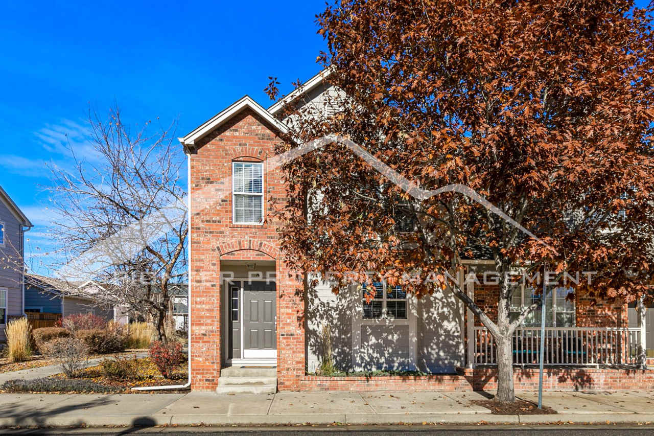 Spacious Townhouse with Fenced Patio and Washer/Dryer