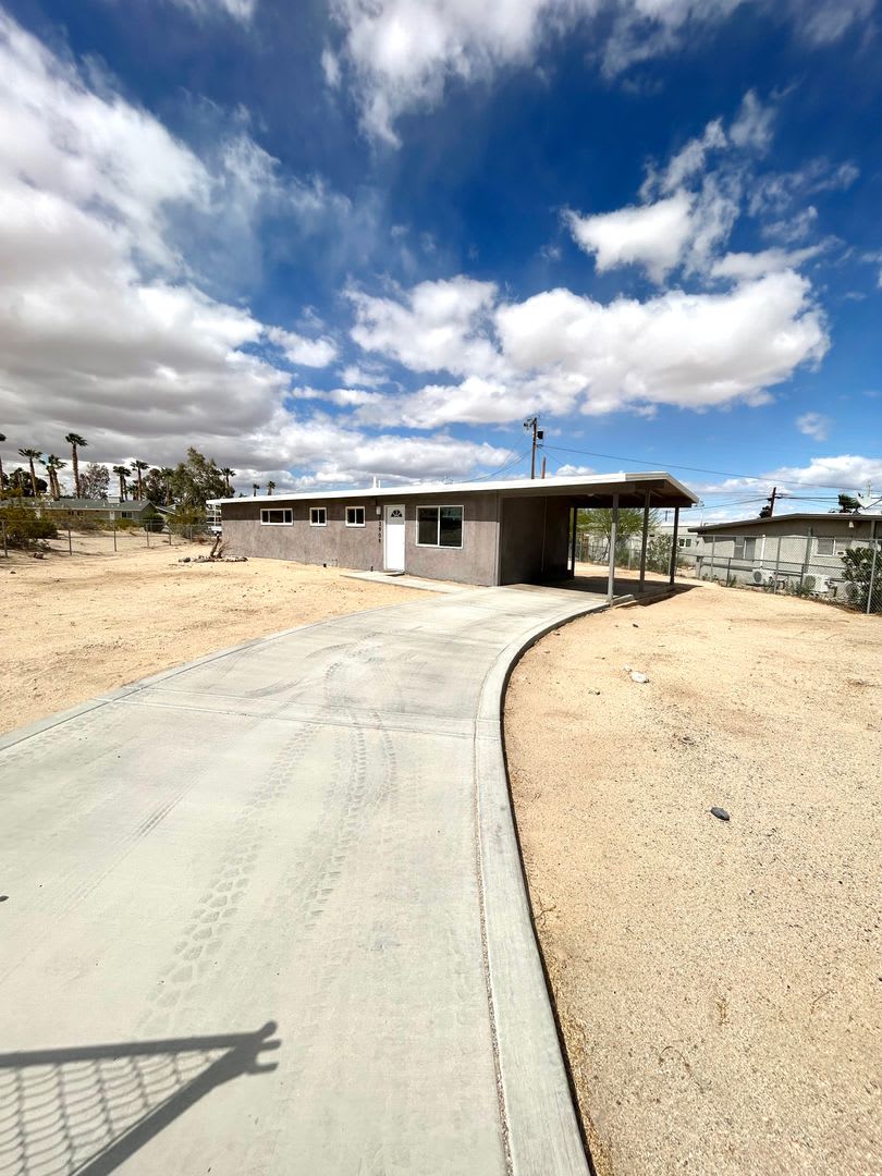 Nice 2 bedroom 1 bath , fenced yard