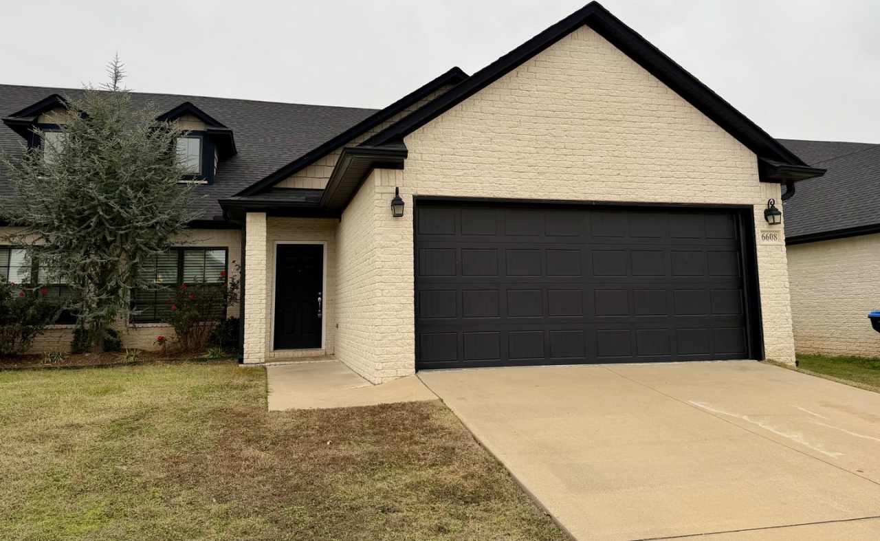 Spacious 3 Bedroom/2.5 Bathroom Chaffee Crossing Townhome **First Full Month's Rent FREE**