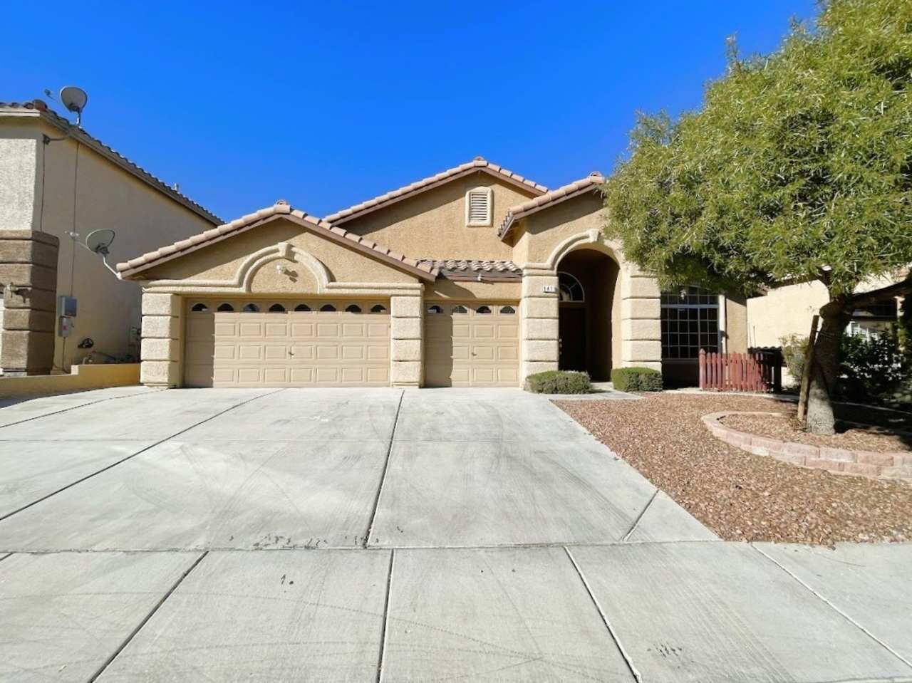 Beautiful single story POOL  SPA home with a 3 car garage in Silverado Ranch!