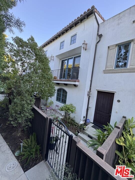 1619 Artesia Blvd unit: D