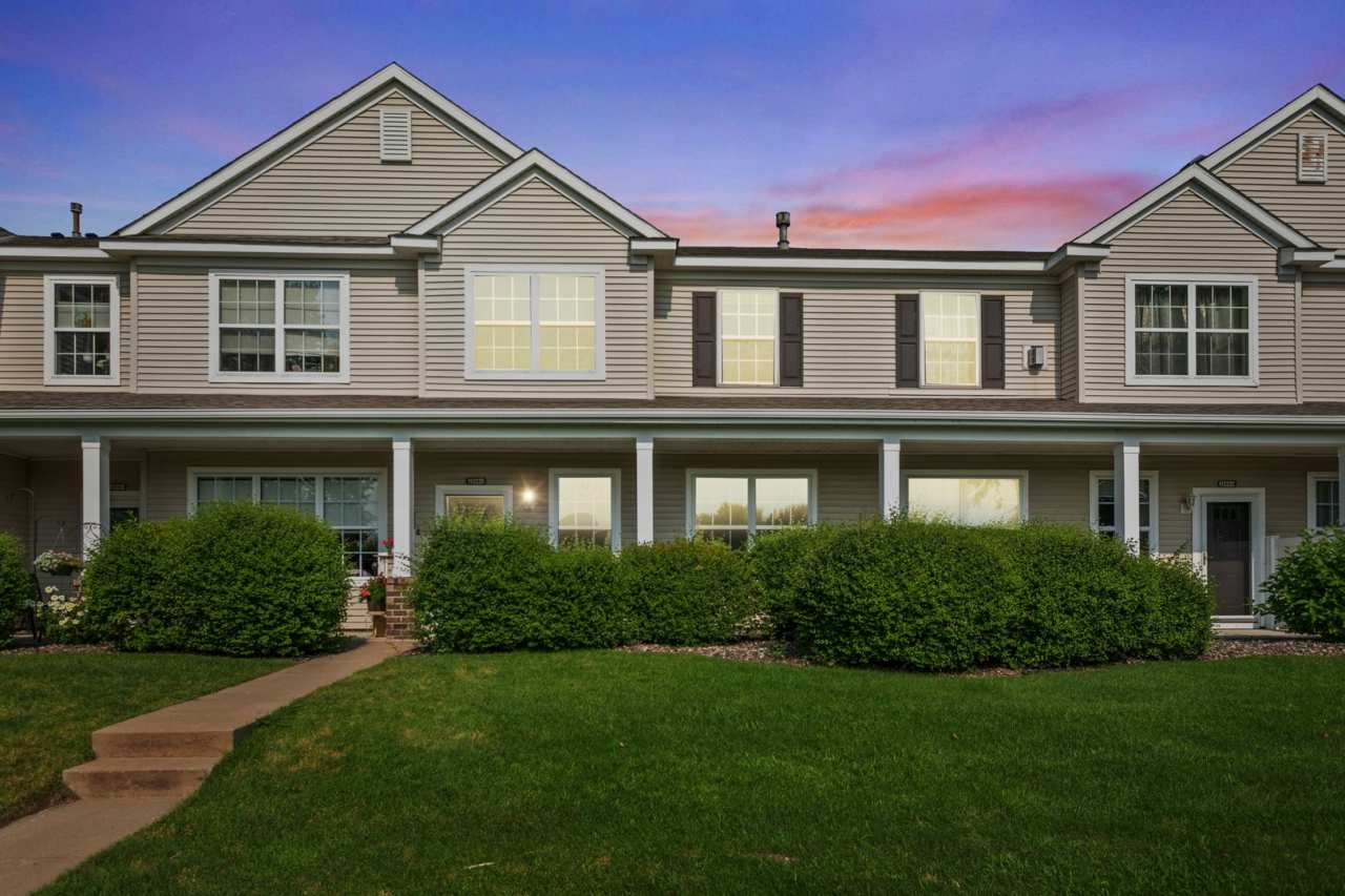 Freshly Remodeled 3bd 3ba Townhome for Rent in Club West, Blaine – Pond View!